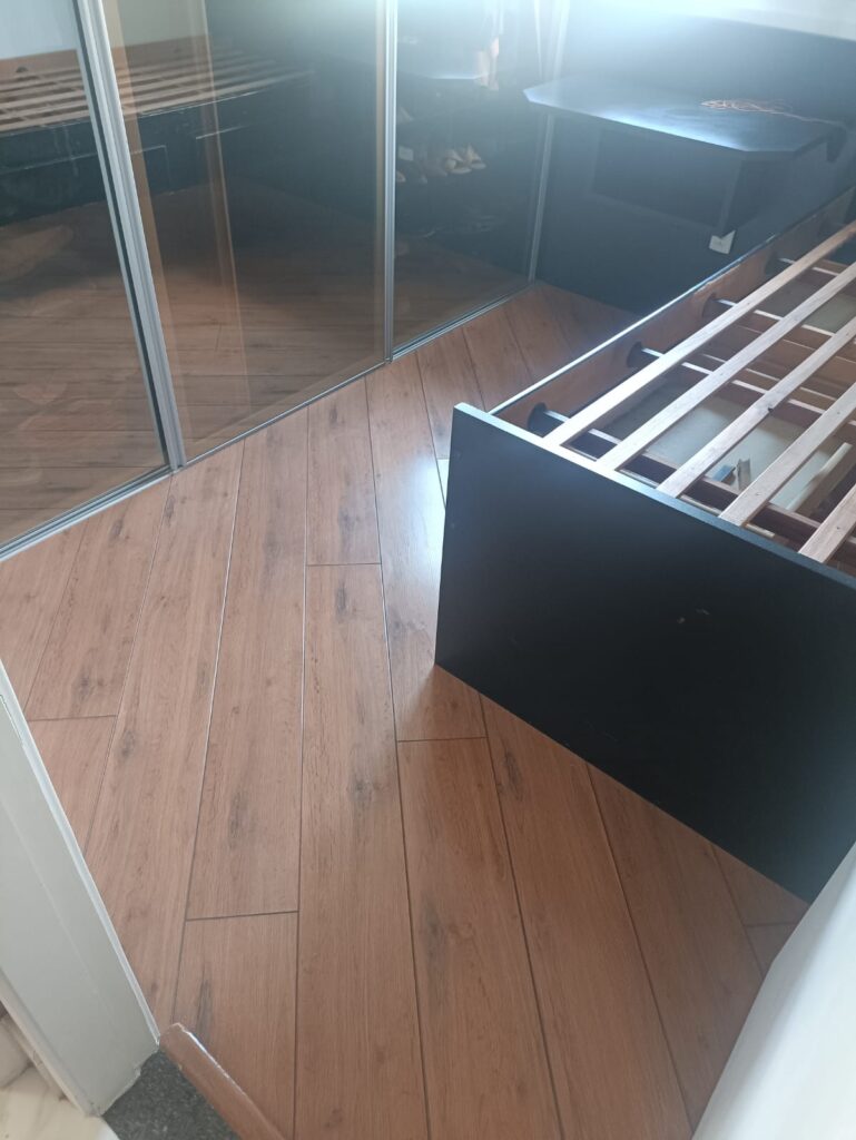 Quarto residencial antes da instalação de piso vinílico em apartamento em São Paulo