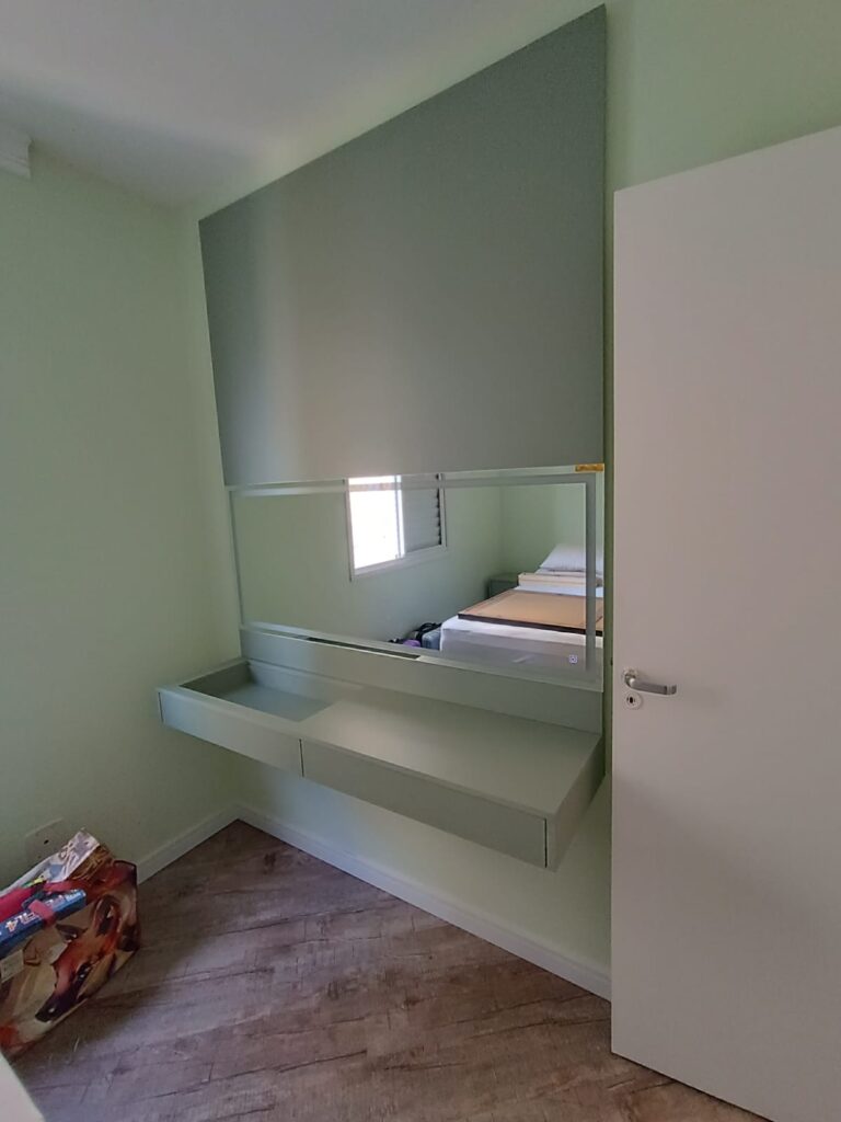 Quarto residencial após instalação de piso vinílico em São Paulo