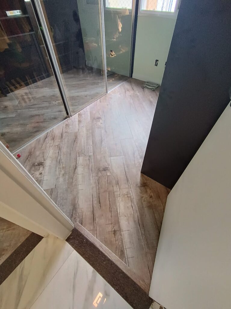 Piso vinílico instalado em quarto residencial em São Paulo