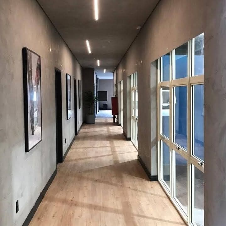 Piso vinílico instalado em corredor corporativo moderno