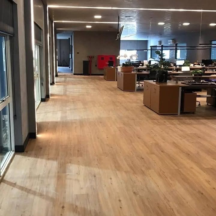 Espaço corporativo com piso vinílico recém instalado