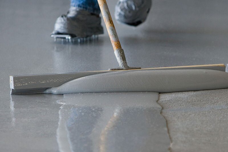 service-1 Profissional realizando nivelamento de contrapiso para instalação de piso vinílico em ambiente residencial